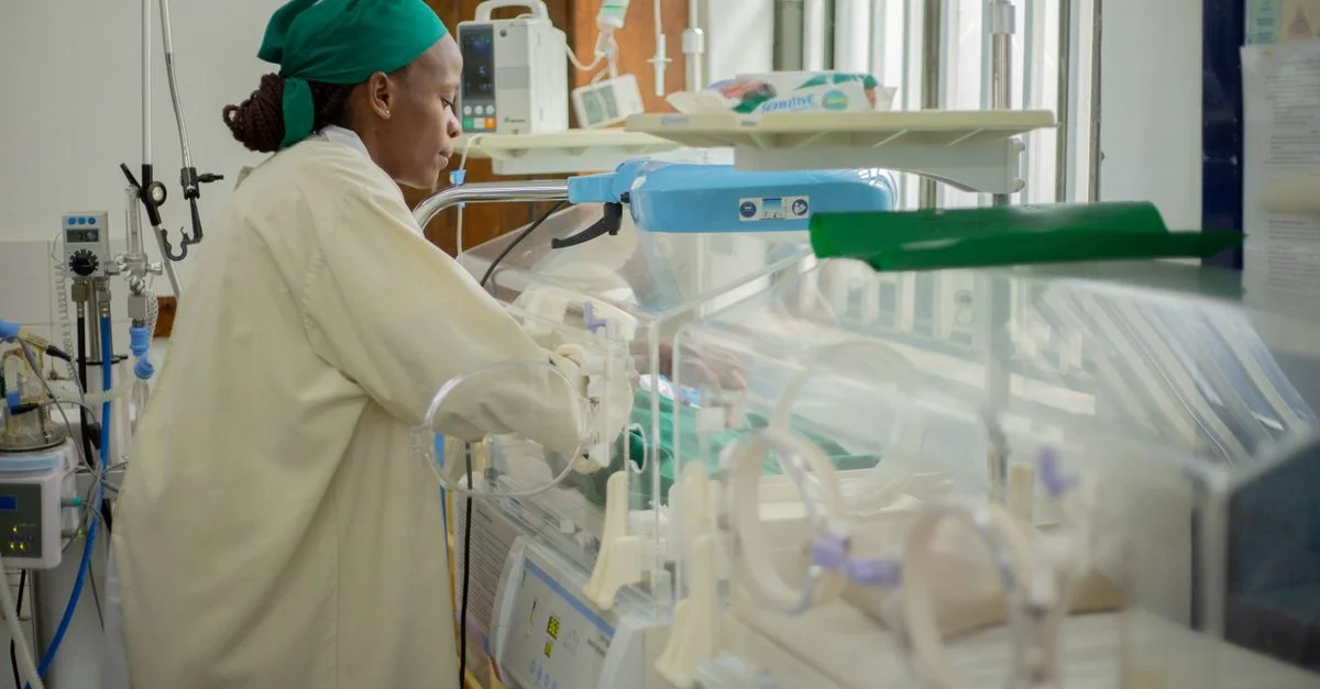 Médecin s'occupant des nouveau-nés dans un incubateur dans une unité néonatale d'hôpital.