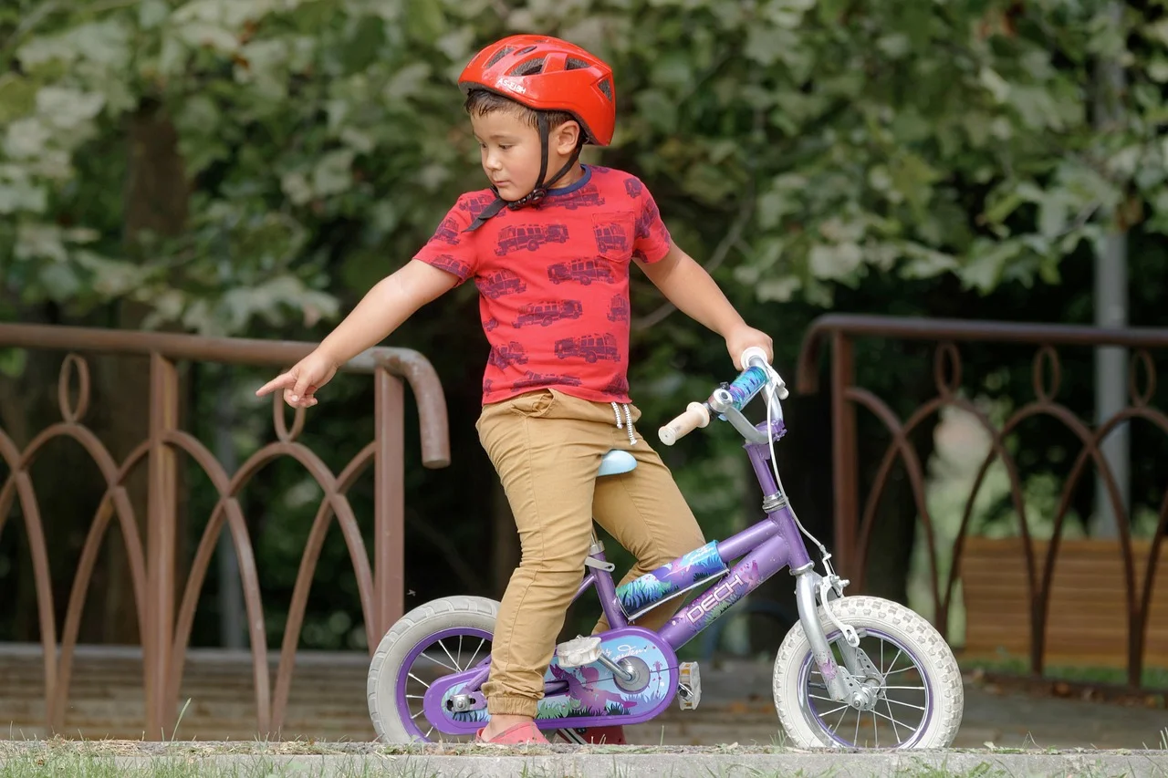 Cómo Enseñar a Tu Niño a Montar en Bicicleta: Guía para Padres Primerizos