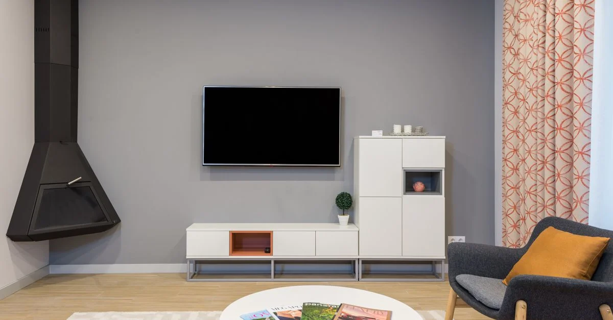 Salon contemporain avec mobilier moderne, une télévision et une décoration élégante.
