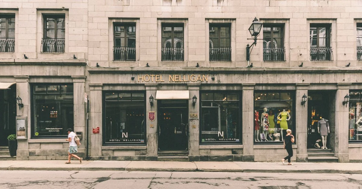 Vue de la rue de l'historique Hôtel Nelligan lors d'une journée animée à Montréal, Canada.