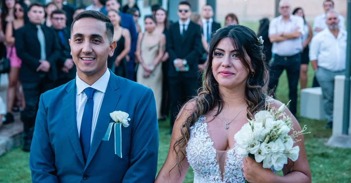 Couple heureux lors d'une cérémonie de mariage en plein air entouré d'invités.
