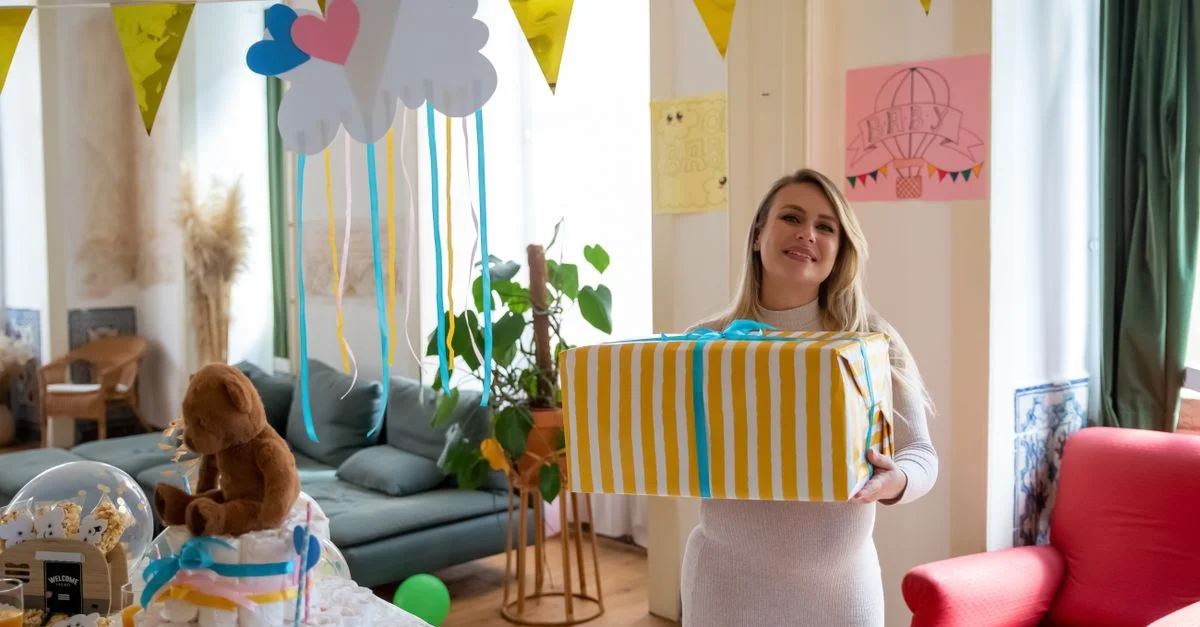 Une femme enceinte célèbre un baby shower avec des décorations et des cadeaux.