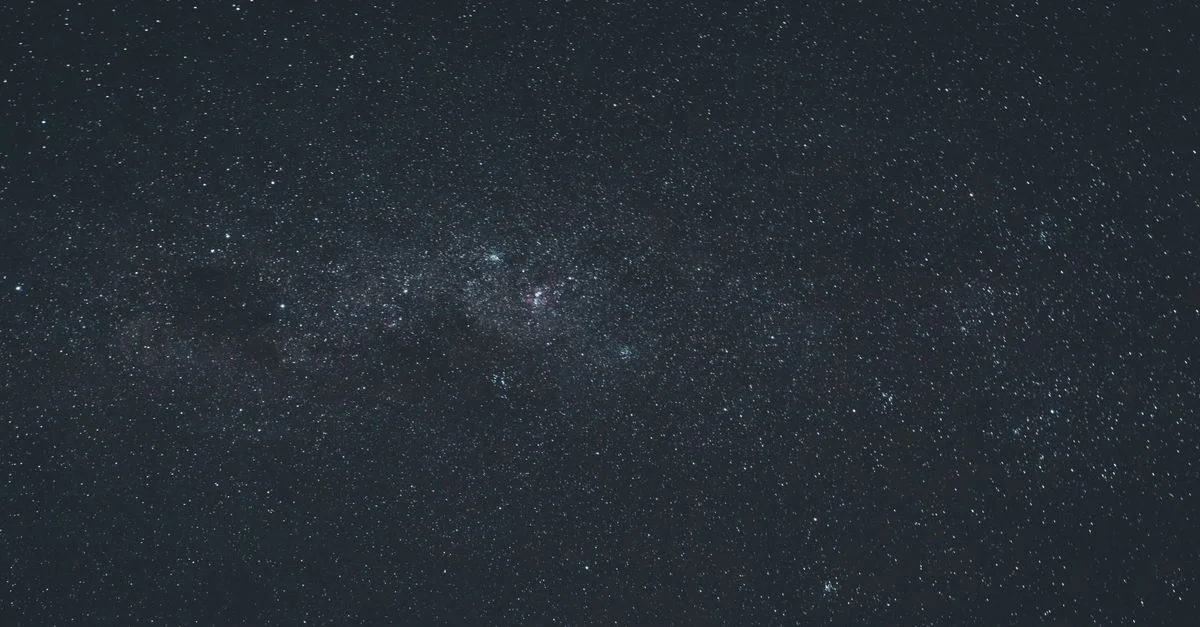 Una vista impresionante del cielo estrellado nocturno con la galaxia Vía Láctea y innumerables estrellas.