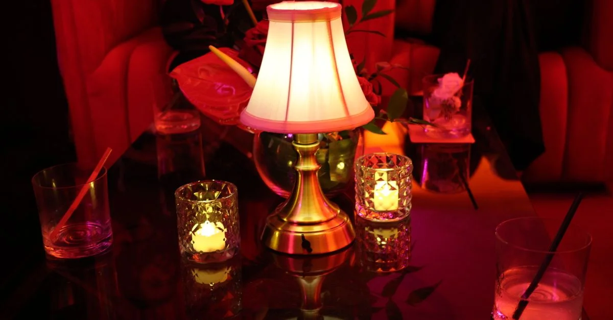 Éclairage ambiant chaud avec des bougies et des boissons dans une atmosphère de salon cozy. Parfait pour des réunions intimes.